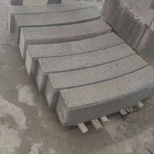 成都芝麻白弧形路牙石