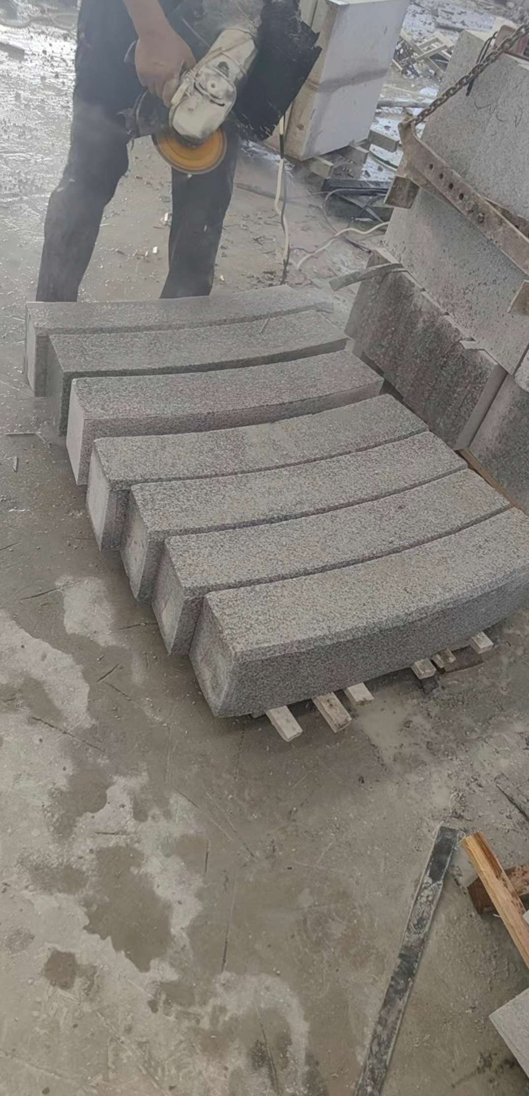成都芝麻白弧形路牙石